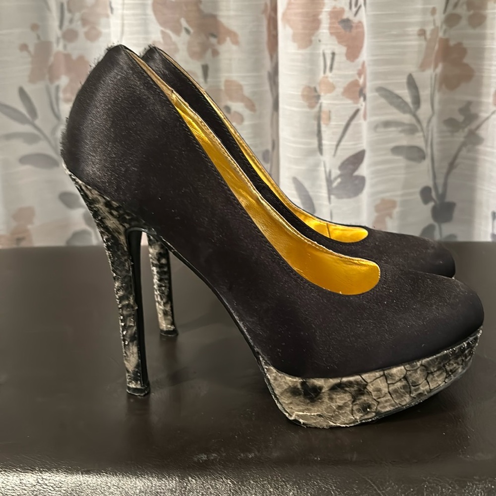 6.5 black with snake skin heels by shoe dazzle